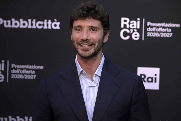 Sanremo 2027, Stefano De Martino è al lavoro sul Festival: orientato su 24 Big e pronto a valutare grandi ospiti.