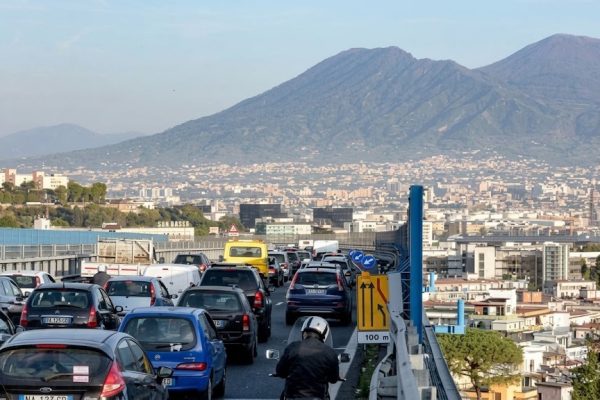 Tangenziale di Napoli bloccata oggi, 24 settembre: code tra Vomero e Capodimonte e tra Doganella e Corso Malta. Ecco le cause e i tratti.
