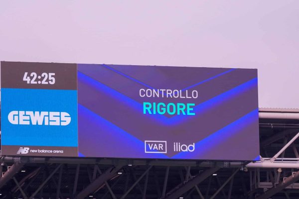 Graziano Cesari analizza la nuova linea arbitrale in Serie A: tre giornate senza rigori e interventi VAR. Focus anche sui falli di mano.