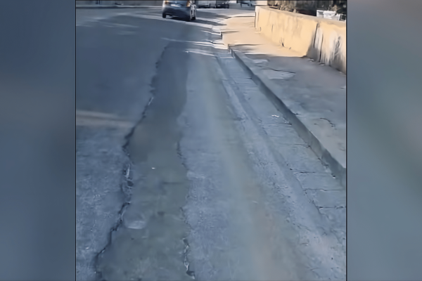 Lavori in corso in via Manzoni: i cittadini chiedono attenzione al ripristino del manto stradale al termine degli interventi.