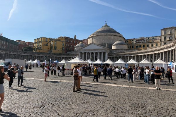 Neapolis Marathon 2026, inaugurato il Villaggio in piazza del Plebiscito. Sabato presentazione atleti, domenica al via oltre 8.000 podisti.