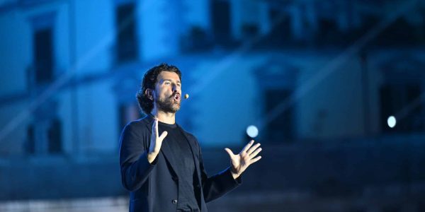 Alessandro Siani chiude il tour in Campania con “Fake News”: l’ultima tappa a Benevento tra risate, applausi e un omaggio alla città.