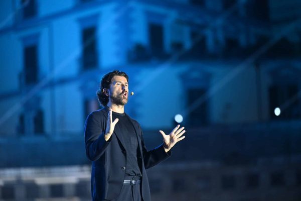 Alessandro Siani chiude il tour in Campania con “Fake News”: l’ultima tappa a Benevento tra risate, applausi e un omaggio alla città.