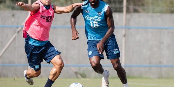 Napoli-Como, gli azzurri continuano la preparazione: riscaldamento, lavoro tattico sul possesso palla e partitina al Training Center.