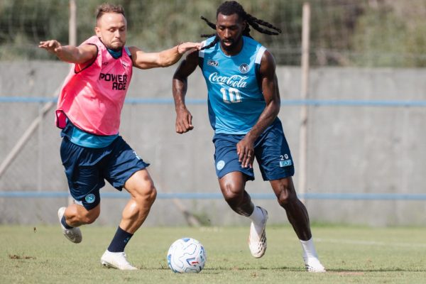 Napoli-Como, gli azzurri continuano la preparazione: riscaldamento, lavoro tattico sul possesso palla e partitina al Training Center.