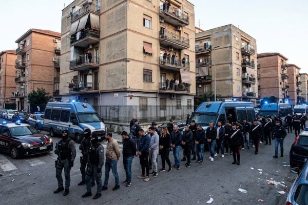 Blitz dei Carabinieri a Napoli contro il clan Petrone-Puccinelli: misura cautelare per 31 persone tra Rione Traiano, Pianura e Fuorigrotta.