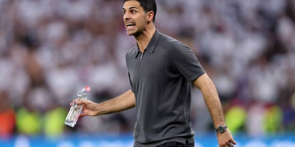 Arsenal in ritardo a Napoli per i problemi al traffico aereo in Inghilterra. Salta la conferenza di Arteta pre-gara in Champions League.