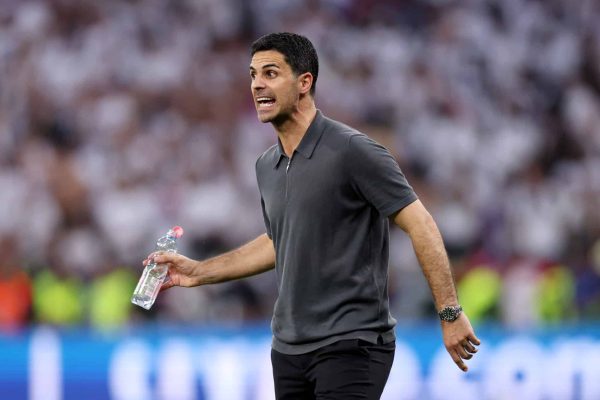 Arsenal in ritardo a Napoli per i problemi al traffico aereo in Inghilterra. Salta la conferenza di Arteta pre-gara in Champions League.