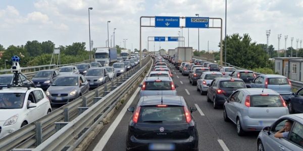 Traffico e rallentamenti segnalati sull’Asse Mediano tra Giugliano e Casacelle. Possibili disagi legati alla protesta dei camionisti.