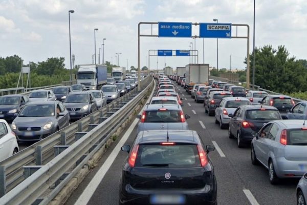 Traffico e rallentamenti segnalati sull&rsquo;Asse Mediano tra Giugliano e Casacelle. Possibili disagi legati alla protesta dei camionisti.