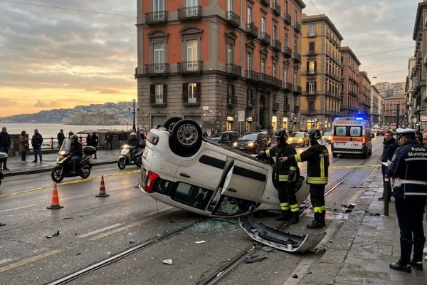 auto ribaltata corso vittorio emanuele