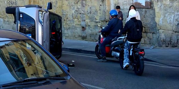 auto ribaltata corso vittorio emanuele