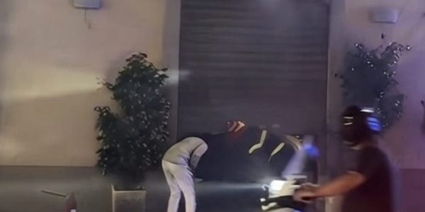 Incendio al bar Moccia di Posillipo: le fiamme hanno danneggiato il dehors. Vigili del fuoco sul posto, indagini sulle cause.