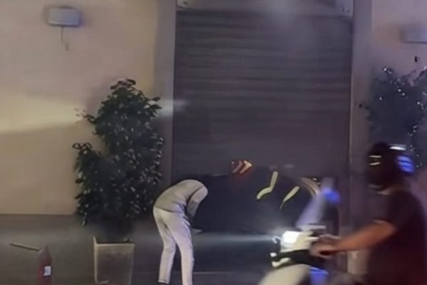 Incendio al bar Moccia di Posillipo: le fiamme hanno danneggiato il dehors. Vigili del fuoco sul posto, indagini sulle cause.