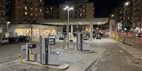 Diesel, nuovo record in Italia: oggi il gasolio raggiunge 2,246 euro al litro. La benzina sale a 2,132 euro: tutti i prezzi.
