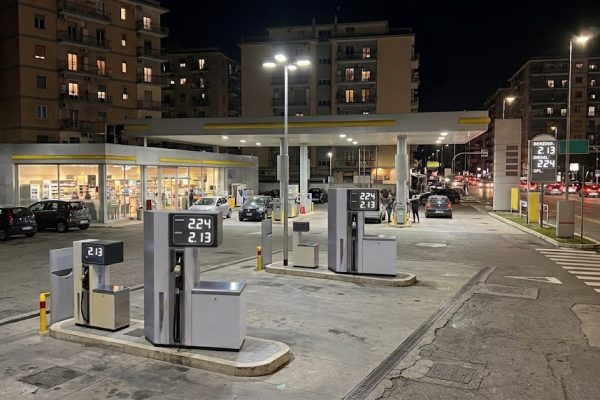 Diesel, nuovo record in Italia: oggi il gasolio raggiunge 2,246 euro al litro. La benzina sale a 2,132 euro: tutti i prezzi.