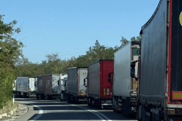 Blocco camionisti in Campania contro il caro carburanti: Rosario Verde e Marco Pesacane commentano disagi, code e rifornimenti in diretta.