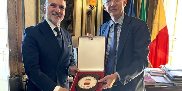Il sindaco Gaetano Manfredi incontra a Palazzo San Giacomo il nuovo Questore di Napoli Fausto Lamparelli: al centro sicurezza e legalità.