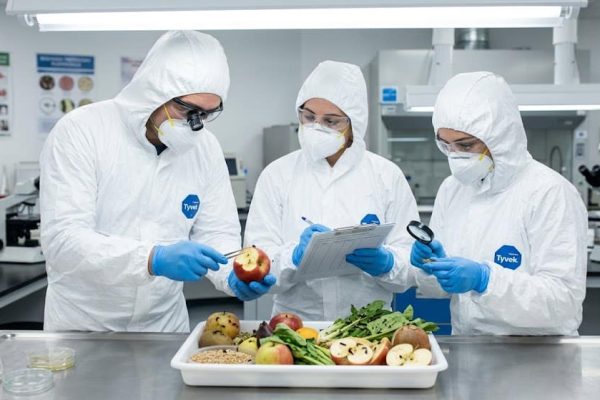 Caivano, controlli in cinque comunit&agrave; per minori: trovati insetti nei contenitori e vermi nella farina. Bloccati 500 chili di alimenti.