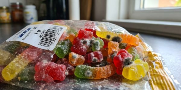 Richiamo Action per caramelle gommose Cokoc a forma di uovo: possibile presenza di muffa. Ecco lotto, EAN, scadenza e cosa fare.