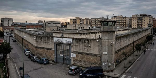 Carcere di Secondigliano, bloccati 24mila tentativi di comunicazione in un giorno durante la sperimentazione del sistema anti-cellulari.
