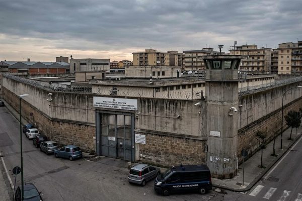 Carcere di Secondigliano, bloccati 24mila tentativi di comunicazione in un giorno durante la sperimentazione del sistema anti-cellulari.
