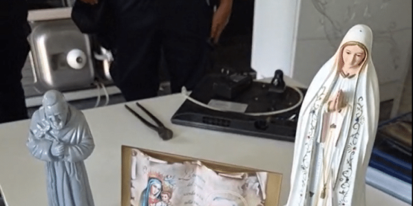 Casa boss Arzano, sgomberato l’appartamento popolare occupato dal clan nella 167: rimossi gli arredi e restituito ai legittimi assegnatari.