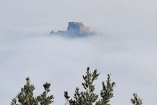 castello-ischia-nebbia-1
