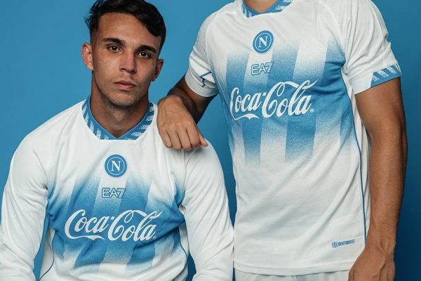 SSC Napoli presenta la nuova Collezione Pre-Match 2026/27 firmata EA7, ispirata al Centenario e al calcio degli anni Novanta.