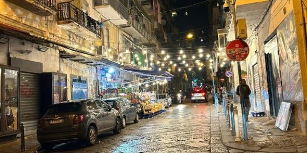 Violenta aggressione ai Colli Aminei: due giovani picchiati da un gruppo di ragazzi. Identificate cinque persone, tra cui un minorenne.