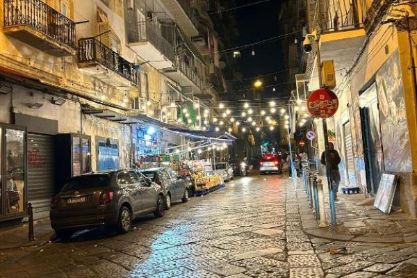 Violenta aggressione ai Colli Aminei: due giovani picchiati da un gruppo di ragazzi. Identificate cinque persone, tra cui un minorenne.
