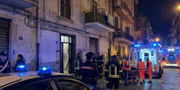 Crollo del pavimento in un&rsquo;abitazione di via Arenaccia a Napoli: padre e figlio precipitano nel piano sottostante e vengono soccorsi.