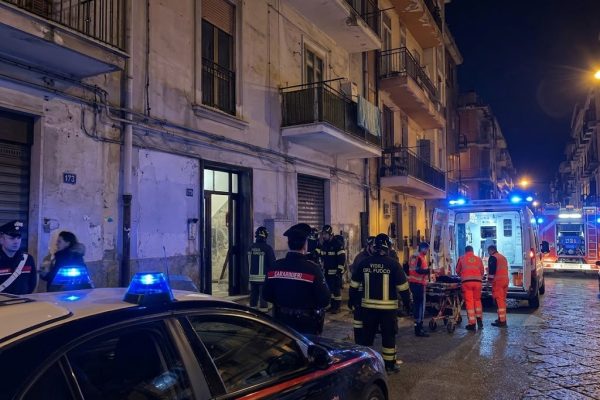 Crollo del pavimento in un’abitazione di via Arenaccia a Napoli: padre e figlio precipitano nel piano sottostante e vengono soccorsi.