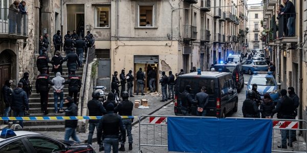 Operazione Mani d’Oro, perquisizioni anche a Napoli e Caserta: 1.000 lavoratori, 155 società cartiere e 130 milioni di fatture false.