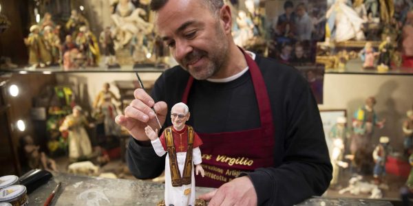 San Gregorio Armeno, Genny Di Virgilio racconta la protesta degli artigiani e difende l’identità della storica strada dei presepi di Napoli.