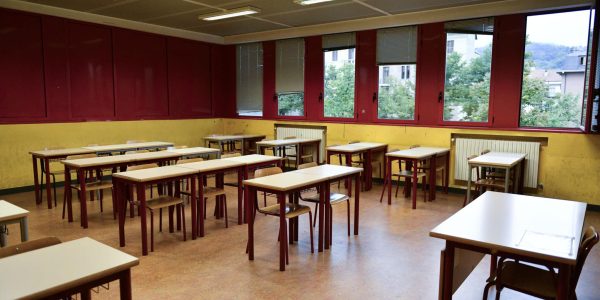 Docente indagato a Scampia dopo la denuncia dei genitori di un bambino autistico di 10 anni, per lesioni e abuso di mezzi di correzione.