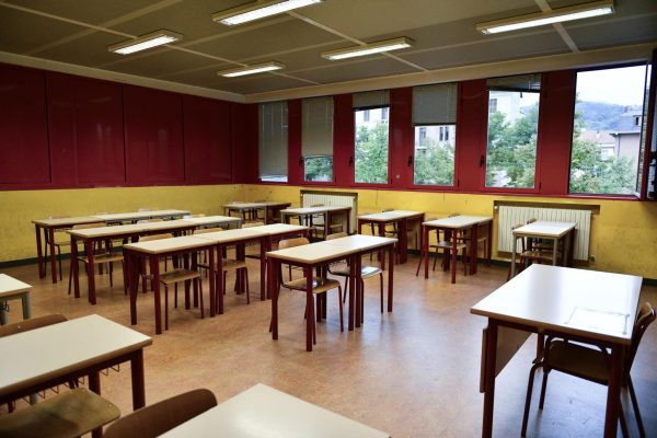 Docente indagato a Scampia dopo la denuncia dei genitori di un bambino autistico di 10 anni, per lesioni e abuso di mezzi di correzione.