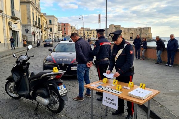 Documenti falsi e targa clonata: arrestato un 39enne a Pozzuoli. Al centro dell'indagine conti con documenti falsi e scooter con targa falsa.
