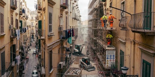 Fibra ottica a Giugliano, lavori fermati in via Mazzini per l'assenza delle autorizzazioni. Multata la ditta.