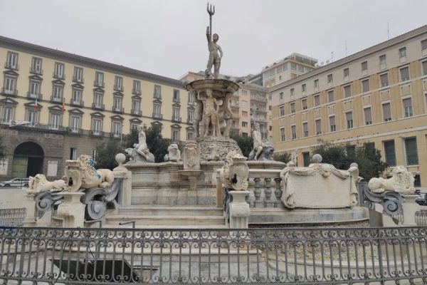 fontana-nettuno-imbrattata
