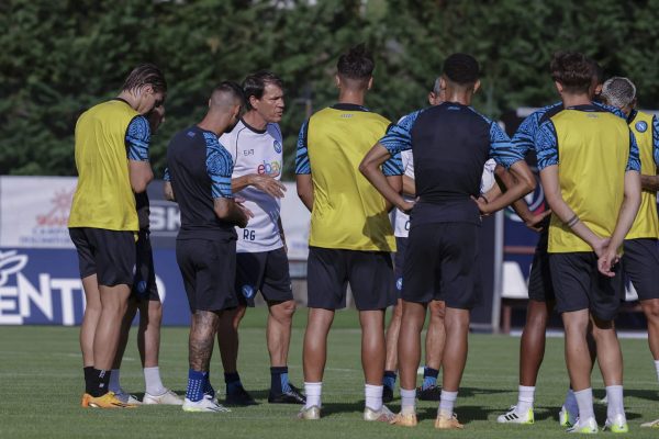 DIMARO FOLGARIDA, TRENTINO ALTO ADIGE, ITALY - 2023/07/15: SSC Napoli's French coach Rudi Jose Garcia talks to the players during the second day morning session of SSC Napoli's  preseason training camp. (Photo by Antonio Balasco/KONTROLAB/LightRocket via Getty Images)