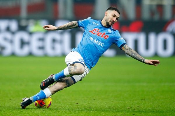 MILAN, ITALY - DECEMBER 19: Matteo Politano of SSC Napoli controls the ball during the Serie A match between AC Milan and SSC Napoli at Stadio Giuseppe Meazza on December 19, 2021 in Milan, Italy. (Photo by Matteo Ciambelli/DeFodi Images via Getty Images)