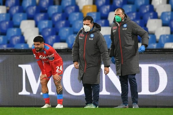 NAPLES, ITALY - JANUARY 09: Lorenzo Insigne of SSC Napoli receives medical attention during the Serie A match between SSC Napoli v UC Sampdoria at Stadio Diego Armando Maradona on January 09, 2022 in Naples, Italy. (Photo by Francesco Pecoraro/Getty Images)