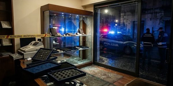 Gioielleria svaligiata a Giugliano: una banda svaligia Stone Gioielli e porta via preziosi per circa 80mila euro. Indagini in corso.