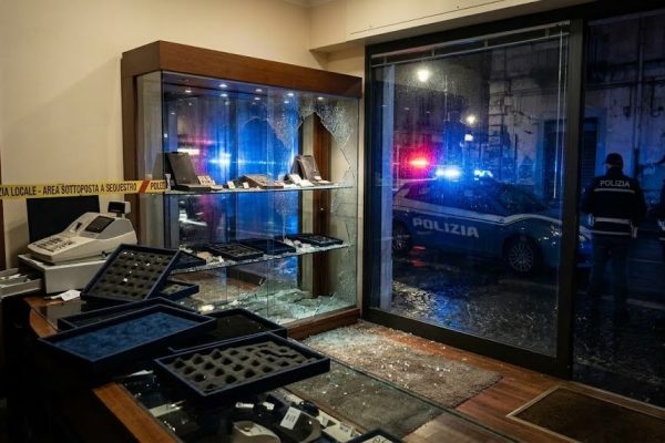 Gioielleria svaligiata a Giugliano: una banda svaligia Stone Gioielli e porta via preziosi per circa 80mila euro. Indagini in corso.