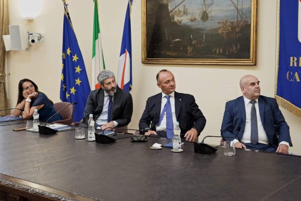 Il Giro di Campania torna domenica 20 settembre dopo 25 anni: partenza dalla Reggia di Caserta e arrivo in Piazza del Plebiscito a Napoli.
