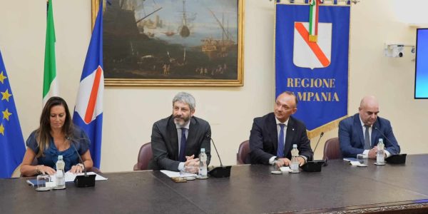 Il Giro di Campania torna domenica 20 settembre dopo 25 anni: partenza dalla Reggia di Caserta e arrivo in Piazza del Plebiscito a Napoli.