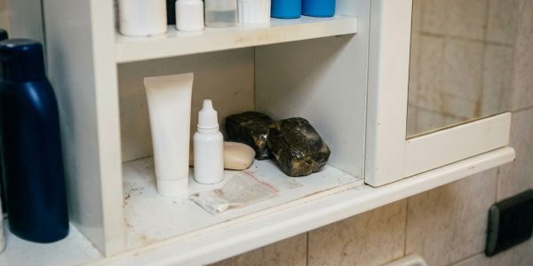 Napoli, hashish nascosto negli slip e nel bagno: arrestati un 21enne e una 27enne. Trovati anche 300 grammi sul tetto di un garage.