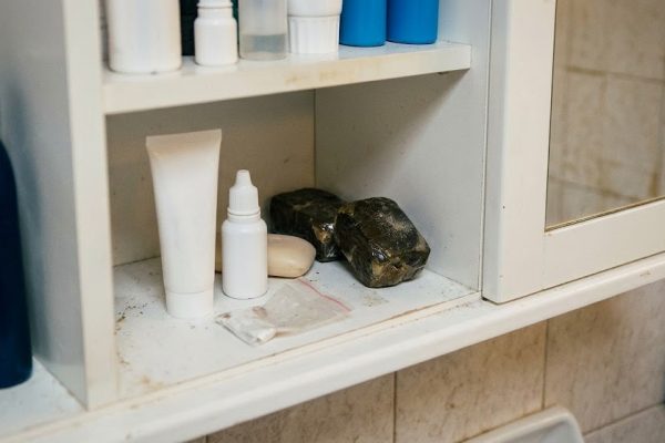 Napoli, hashish nascosto negli slip e nel bagno: arrestati un 21enne e una 27enne. Trovati anche 300 grammi sul tetto di un garage.