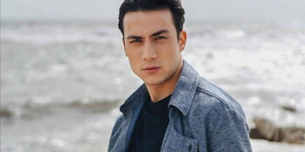 Matteo Paolillo compie 31 anni: dagli esordi a Salerno al successo con Edoardo di Mare Fuori, passando per musica, curiosità e nuovi progetti.